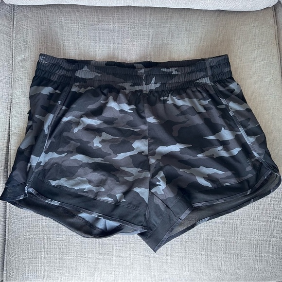 Athleta Camo Printed Mesh Racer Run Short 4" -
Size L - Picture 2 of 9